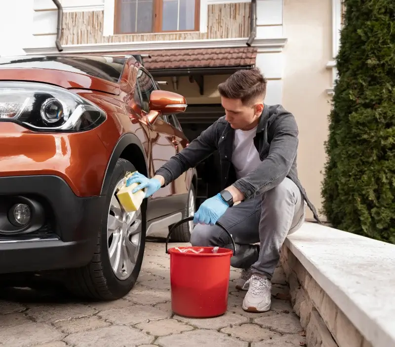 Lavage auto à domicile Châteauneuf-Grasse : professionnel intervenant sur un véhicule
